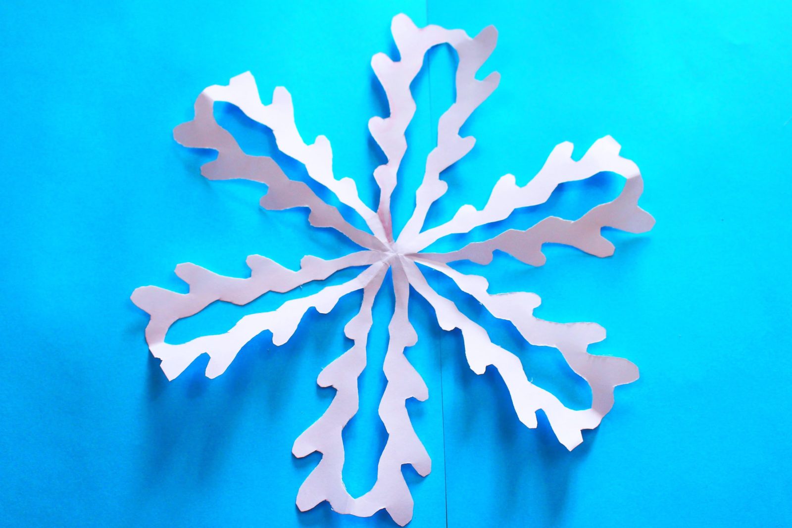 Снежинка из бумаги. Три способа как правильно сделать шестилучевую снежинку
